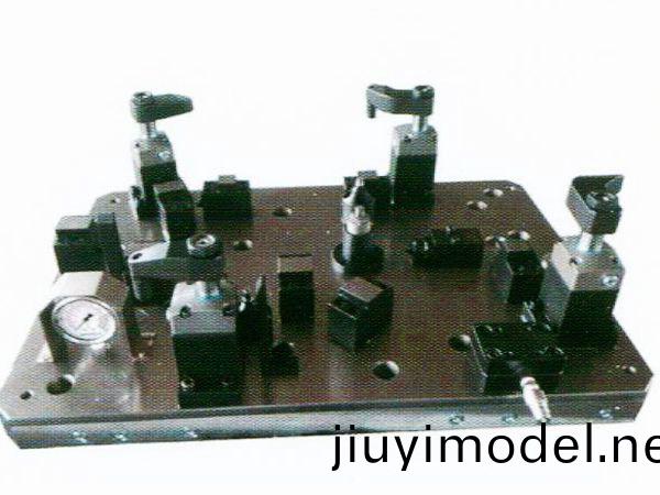 齒(chi)輪(lun)室罩蓋(gai)液壓裌具